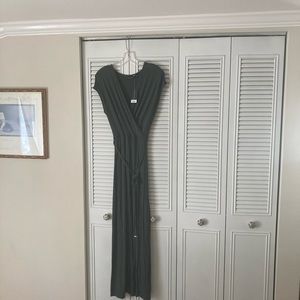 Dorothy Perkins, dark green dress. Gorgeous silhouette, simple but stunning!